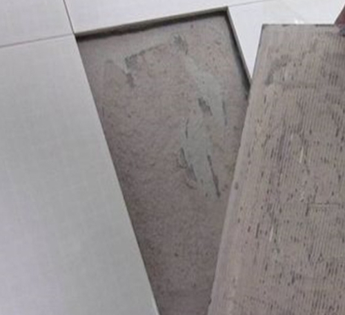 滦平瓷砖空鼓维修公司分享瓷砖铺贴时如果打浆（即涂抹在瓷砖背面和基层上的砂浆或瓷砖胶）过少，会带来以下问题